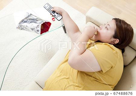 ソファでだらけるメタボ女性 67488676