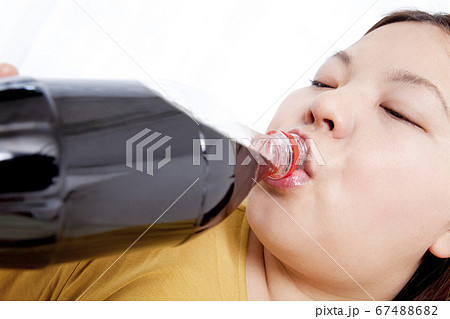 コーラを飲むメタボ女性 67488682