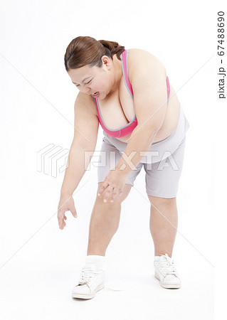 靴ひもを結ぶメタボ女性 靴ひもを結ぶメタボ女性 67488690