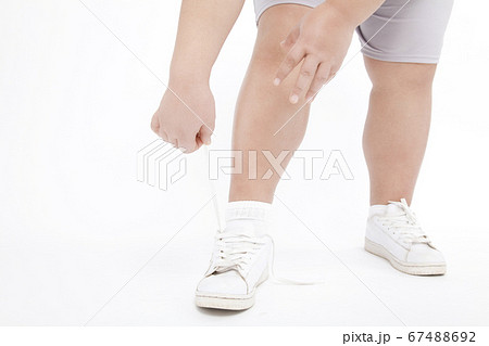 靴ひもを結ぶメタボ女性 靴ひもを結ぶメタボ女性 67488692
