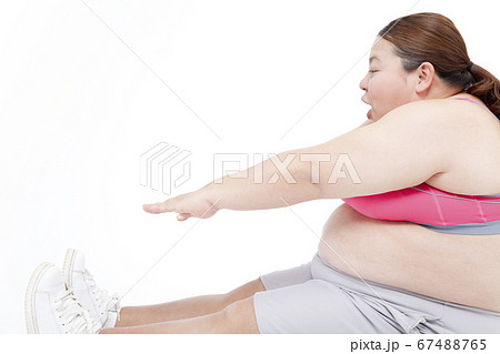 ストレッチをするメタボ女性 67488765