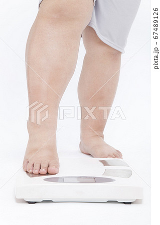 体重計に乗るメタボ女性 67489126