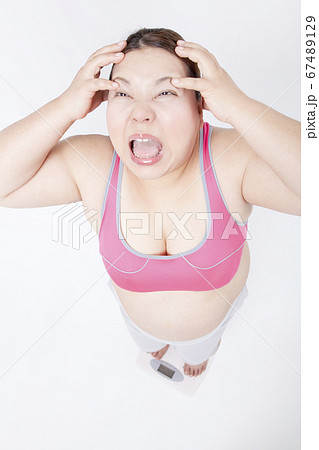 ダイエットに失敗したメタボ女性 67489129