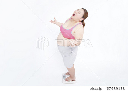 ダイエットに失敗したメタボ女性 ダイエットに失敗したメタボ女性 67489138
