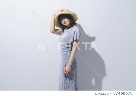 夏のファッションの女性 夏のファッションの女性 67490070