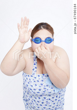 ゴーグルをするメタボ女性 67490184