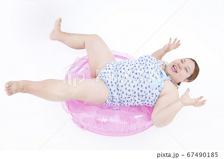 浮輪で遊ぶメタボ女性 67490185