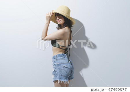 夏のファッションの女性 夏のファッションの女性 67490377