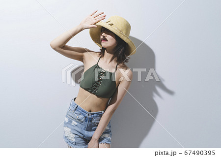 夏のファッションの女性 夏のファッションの女性 67490395