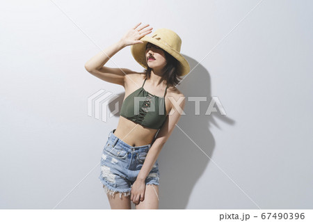 夏のファッションの女性 夏のファッションの女性 67490396