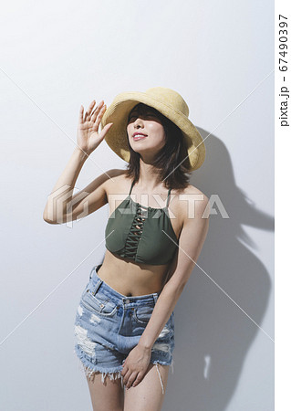 夏のファッションの女性 67490397