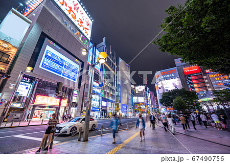 新宿東口駅前風景 大型ビジョン前の写真素材