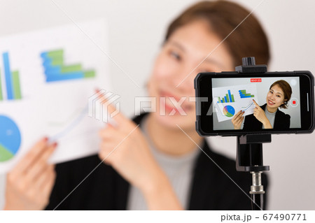 スマートフォンで動画を撮影する女性 スマートフォンで動画を撮影する女性 67490771