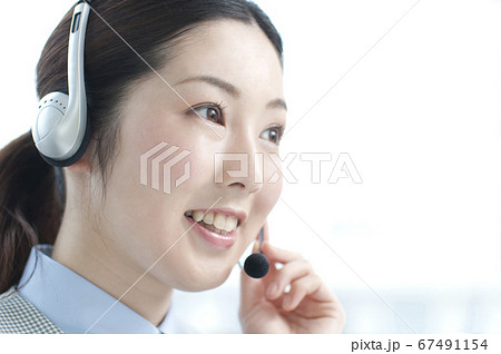コールセンターのオペレーターの写真素材