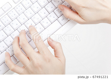 キーボードを打つ女性の手の写真素材