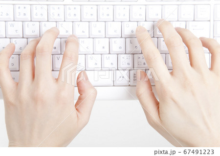 キーボードを打つ女性の手 67491223