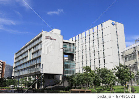 江東区有明にある東京有明医療大学の校舎外観 67491621