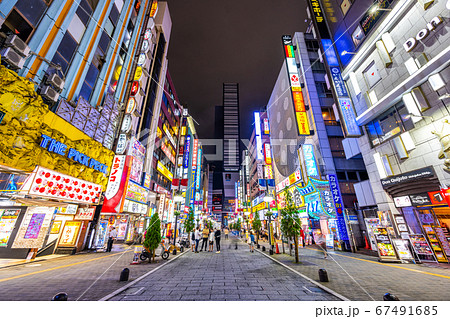 新宿　夜の歌舞伎町 67491685