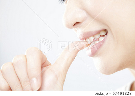 爪を噛む女性の写真素材