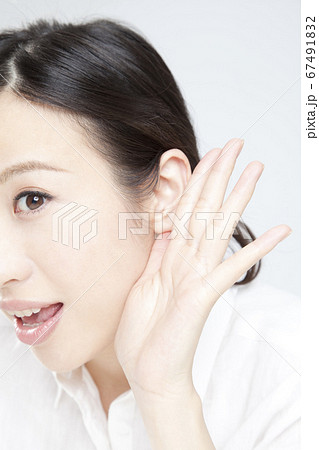 耳を澄ます女性 67491832