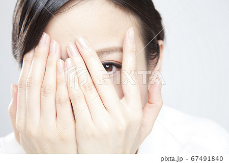 顔を覆う女性 顔を覆う女性 67491840