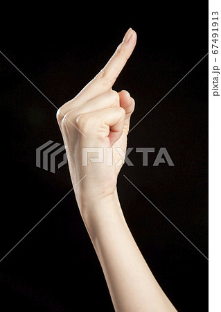 가운데 손가락을 세우는 - 스톡사진 [67491913] - Pixta