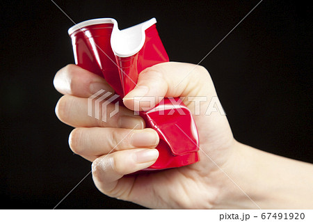 紙コップを握り潰す手 67491920