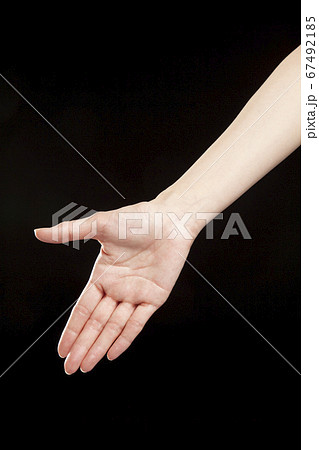 差し伸べる手 67492185