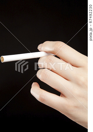 タバコを持つ女性の写真素材