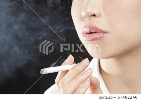 タバコを吸う女性の写真素材