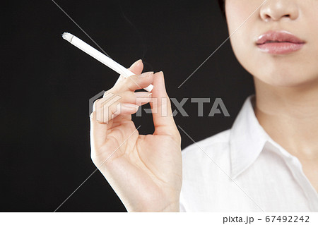 タバコを吸う女性 タバコを吸う女性 67492242