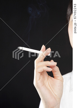 タバコを吸う女性の写真素材