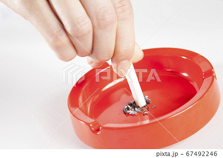 タバコを消す手の写真素材