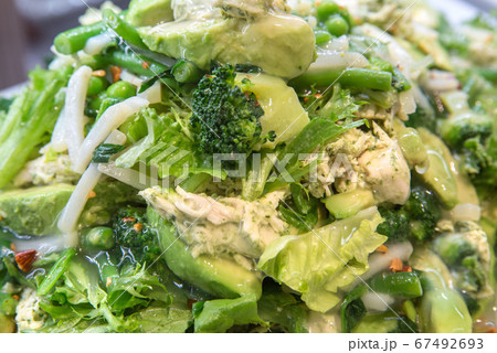 アボカド、ブロッコリー、鶏ササミのサラダ アボカド、ブロッコリー、鶏ササミのサラダ 67492693