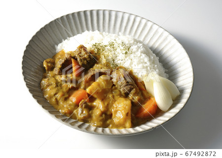らっきょうがトッピングされているジャガイモや人参がたくさん入った牛すじ肉入りカレーライス(白背景) らっきょうがトッピングされているジャガイモや人参がたくさん入った牛すじ肉入りカレーライス(白背景) 67492872