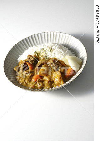 らっきょうがトッピングされているジャガイモや人参がたくさん入った牛すじ肉入りカレーライス(白背景) らっきょうがトッピングされているジャガイモや人参がたくさん入った牛すじ肉入りカレーライス(白背景) 67492883
