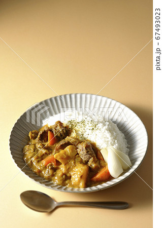 らっきょうがトッピングされているジャガイモや人参がたくさん入った牛すじ肉入りカレーライス 67493023