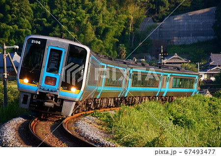 土讃線の有名撮影ポイントを通過する特急南風（2000系気動車） 67493477