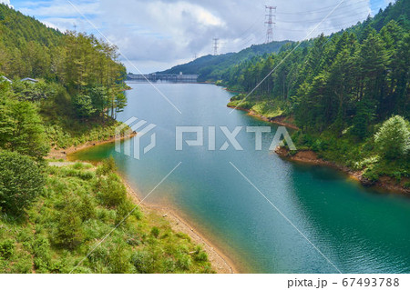 山梨市のクリスタルラインから南東側の乙女湖と琴川ダム方面を見る 山梨市のクリスタルラインから南東側の乙女湖と琴川ダム方面を見る 67493788