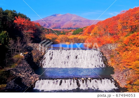 紅葉の横川渓谷と不忘山（ふぼうさん） 67494053