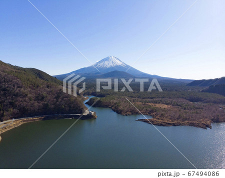 元日の富士山　空撮（山梨県） 67494086