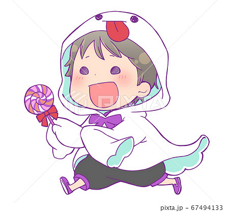 キャンディを持って走るハロウィン仮装の男の子_ゴースト 67494133