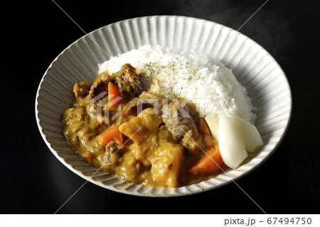 黒背景で撮影したじゃがいもとニンジンと牛すじ肉がたっぷり入った熱々のカレーライス 黒背景で撮影したじゃがいもとニンジンと牛すじ肉がたっぷり入った熱々のカレーライス 67494750