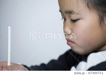 勉強を嫌々やる小学生の女の子 67494751