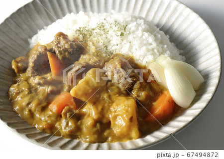 らっきょうがトッピングされているジャガイモや人参がたくさん入った熱々の牛すじカレー(白背景) らっきょうがトッピングされているジャガイモや人参がたくさん入った熱々の牛すじカレー(白背景) 67494872