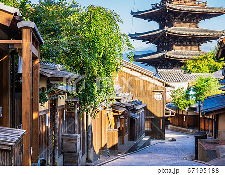 京都 八坂の塔と祇園の町並みの写真素材