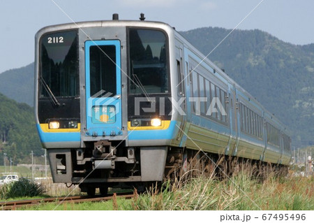 伊予石城を通過して松山へ向かう特急宇和海(2000系気動車) 伊予石城を通過して松山へ向かう特急宇和海(2000系気動車) 67495496