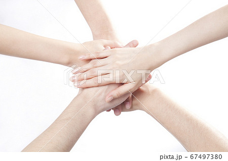 重ねる手 67497380
