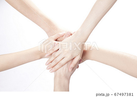 重ねる手 67497381