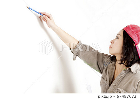 壁画を描く女性 67497672